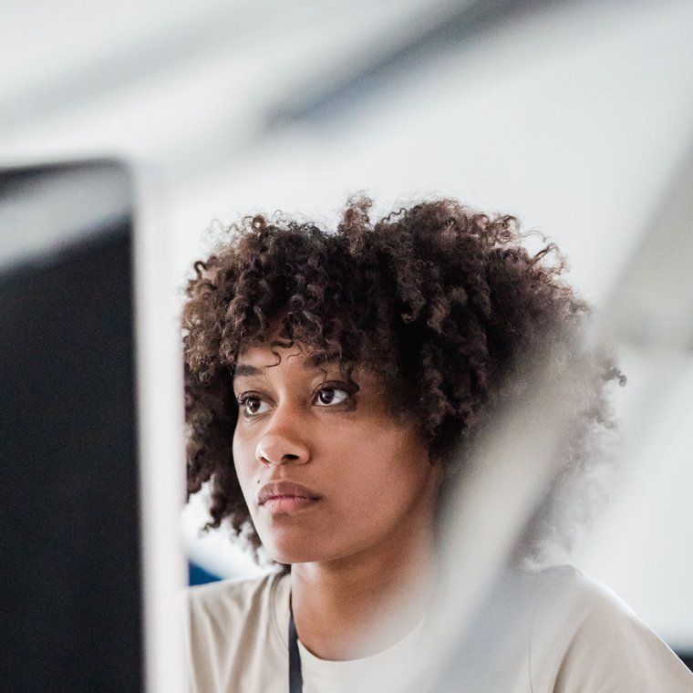 An employee setting up care from her desk at work